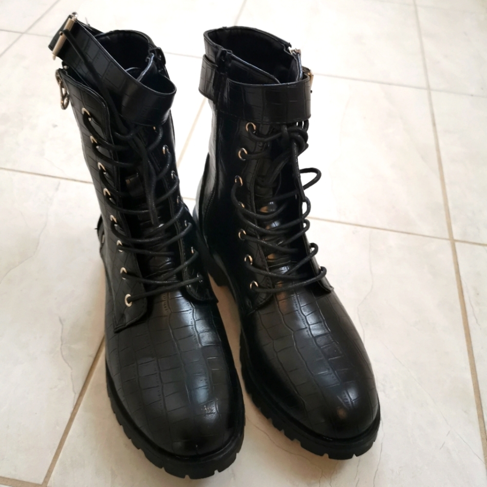 Women combat lace up boot with Zip - Size 9